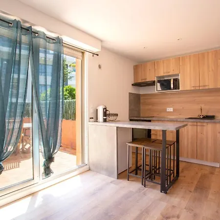 Air-conditioned Studio Near Train Station * 크로-드-카뉴