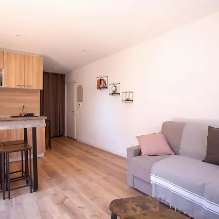 Air-conditioned Studio Near Train Station