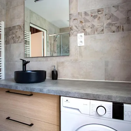 아파트 Air-conditioned Studio Near Train Station