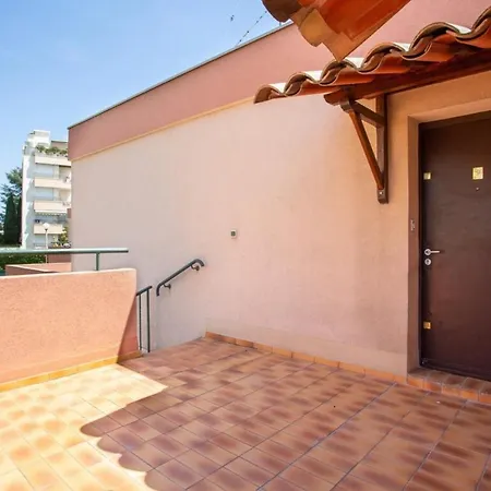 Air-conditioned Studio Near Train Station *