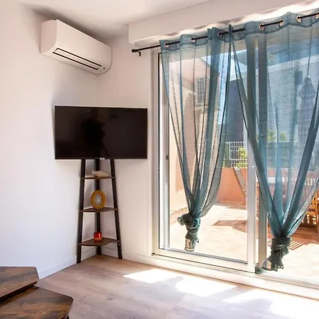 Air-conditioned Studio Near Train Station * 크로-드-카뉴