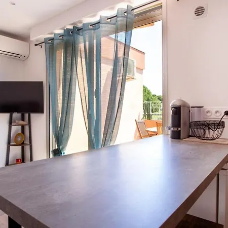 Air-conditioned Studio Near Train Station * 크로-드-카뉴