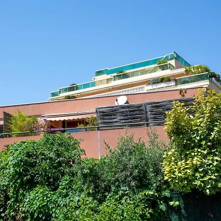 Air-conditioned Studio Near Train Station *